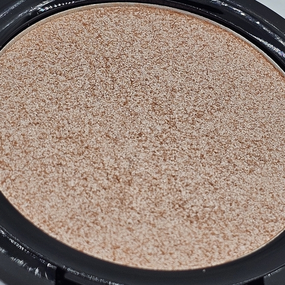 Makeup Revolution Bloom Highlighter - Picture 4 of 5